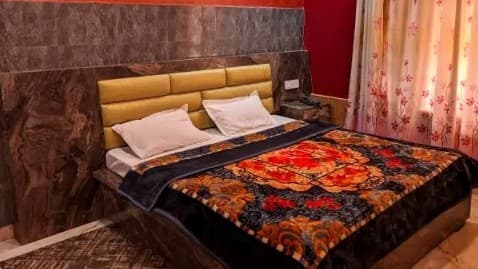 Being Himalayan Guest House, Choj